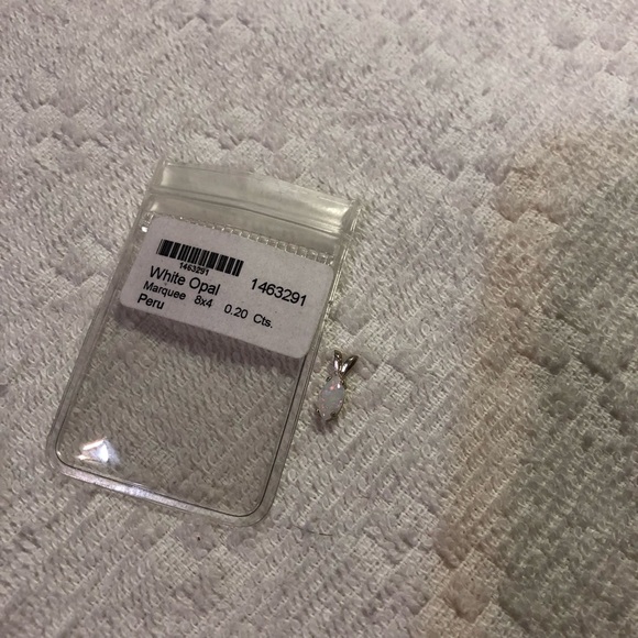 Peruvian white oval marquise cut .20 carat gemstone sterling silver pendant - Picture 6 of 6